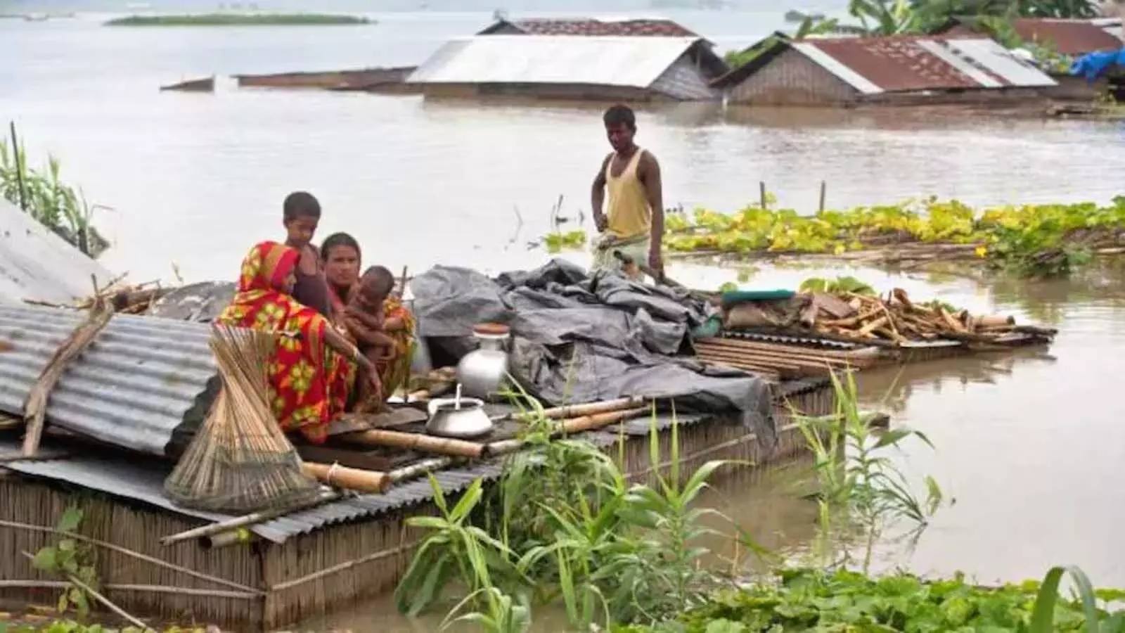 Assam: बाढ़ से लोग प्रभावित, सरकार ने सहायता शुरू कर दी