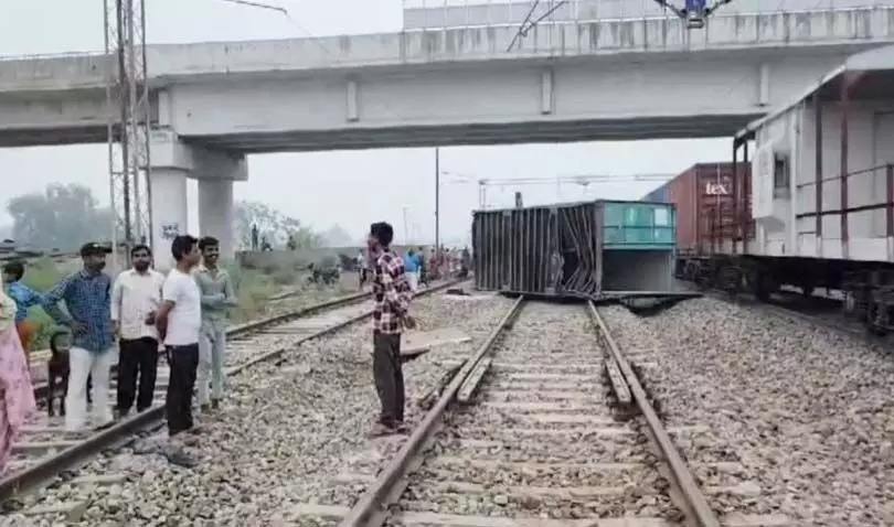 Haryana में चलती मालगाड़ी से गिरे कंटेनर रोकी गईं ट्रेन