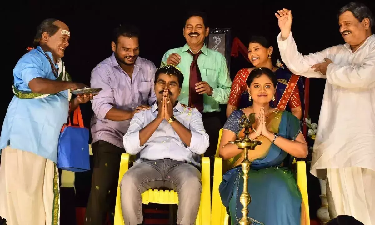 Andhra Pradesh: सामाजिक पारिवारिक नाटक ‘कनकपुष्यरागम’ ने दर्शकों को मंत्रमुग्ध कर दिया