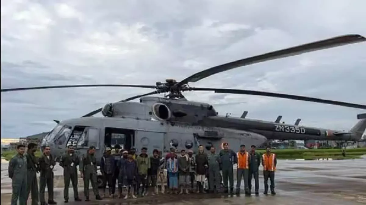 ASSAM  : वायु सेना ने ब्रह्मपुत्र में फंसे 13 मछुआरों को बचाया