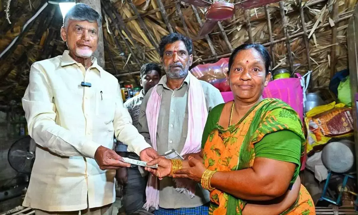 Andhra Pradesh: सीएम से मिलकर भावुक हुए पेंशनर्स
