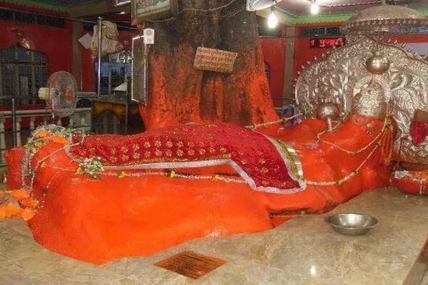Hanuman Temple : नाभि से निकलने वाले जल को ग्रहण करने से रोगों व भूत-बाधाओं से मिलती है मुक्ति