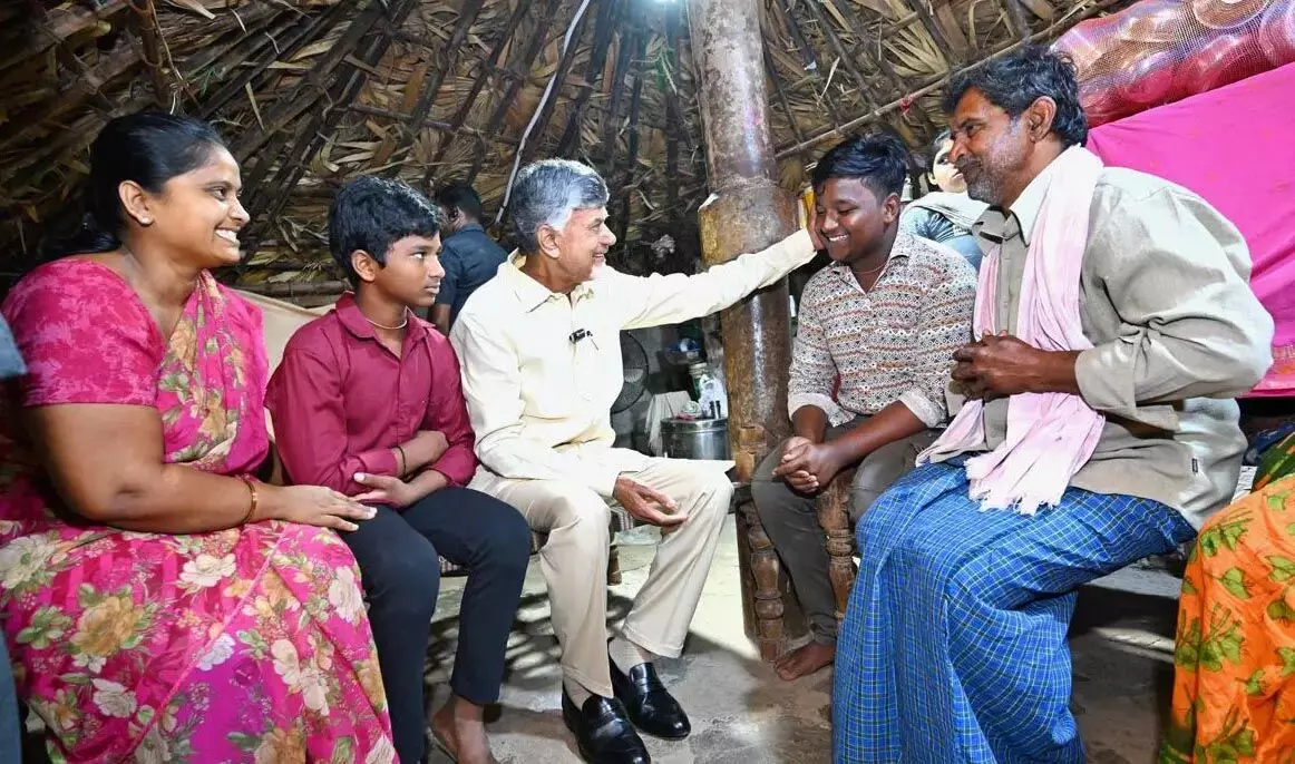 Andhra Pradesh: सीएम नायडू ने लाभार्थी के परिवार के बारे में जानकारी ली