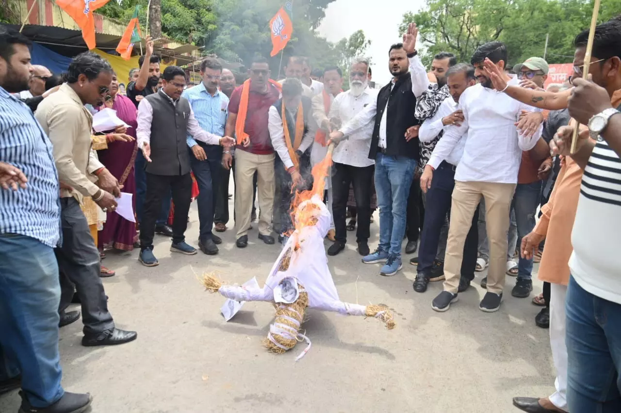 BJP ने जगदलपुर में राहुल गांधी का पुतला फूंका