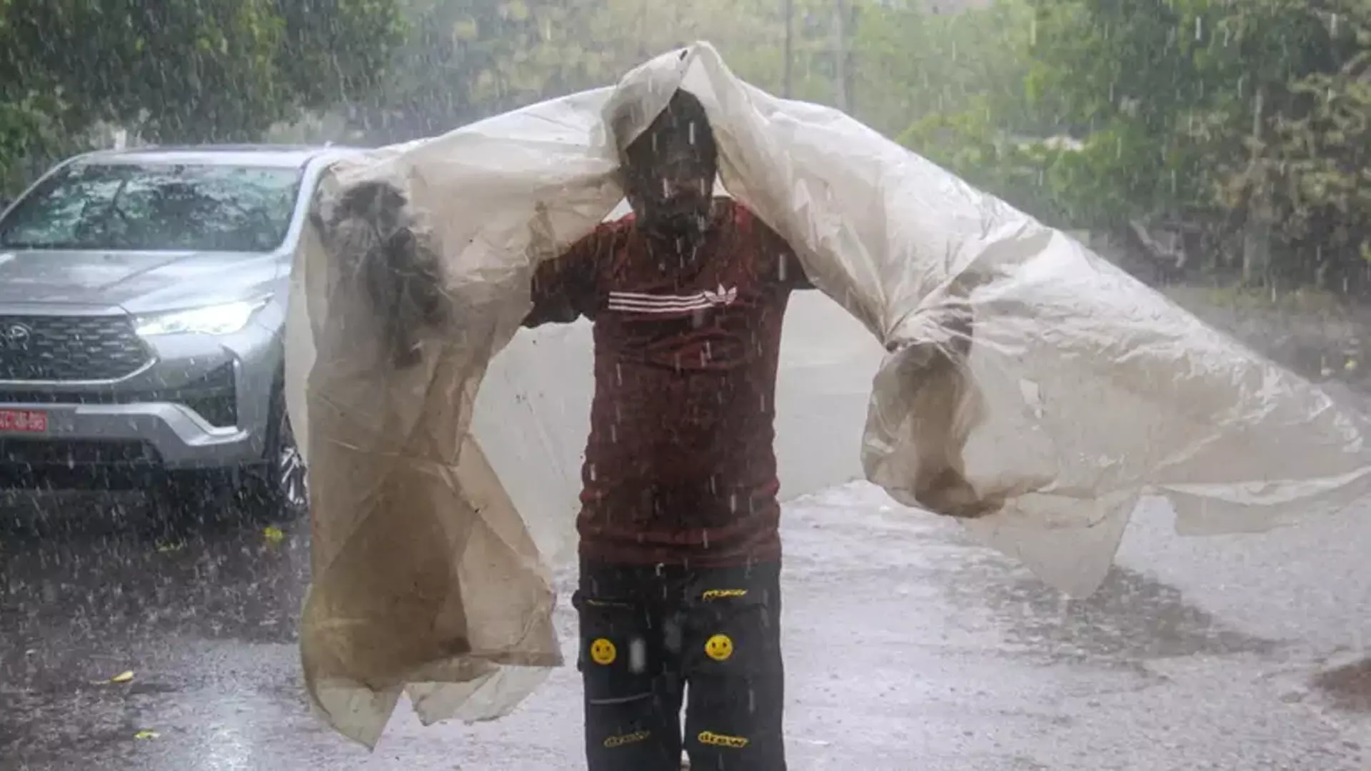 Gujarat : नवसारी में भारी बारिश के कारण स्कूल, कॉलेज बंद