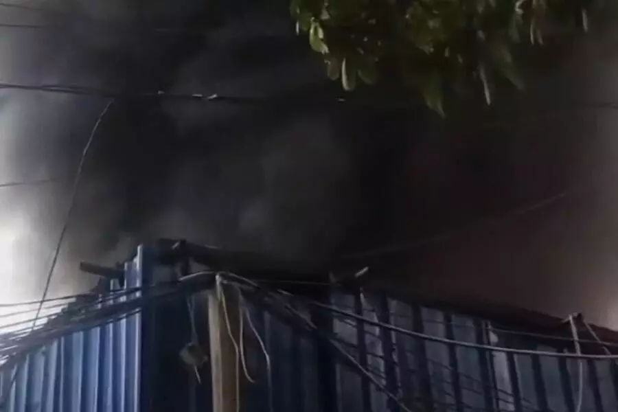 Kolkata की केमिकल फैक्ट्री में लगी आग, दमकल गाड़ियां मौके पर पहुंची