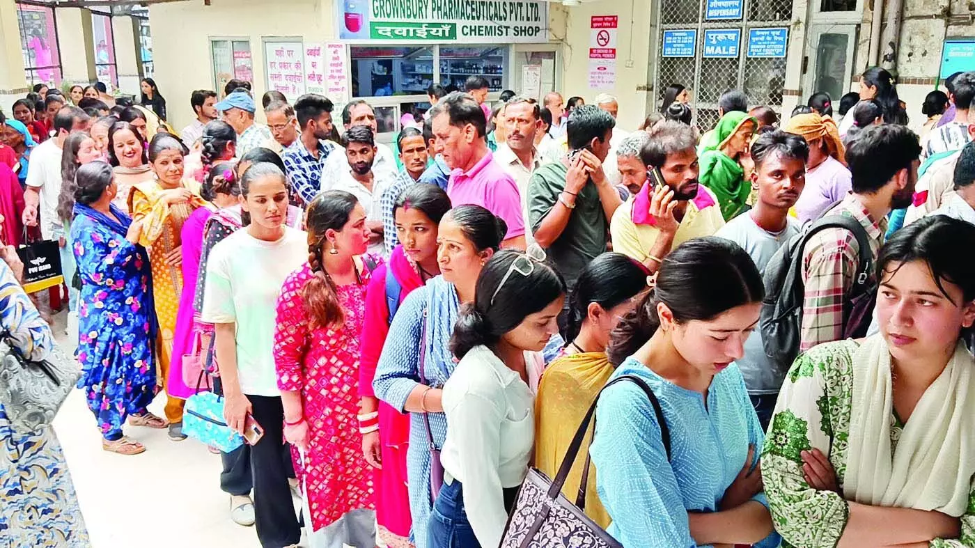 Solan Hospital में लंबी कतारों ने मरीजों की बढ़ाई दिक्कतें