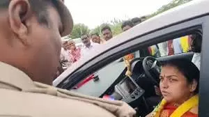 Andhra Pradesh: मंत्री की पत्नी ने देरी के लिए पुलिसकर्मी को फटकार लगाई
