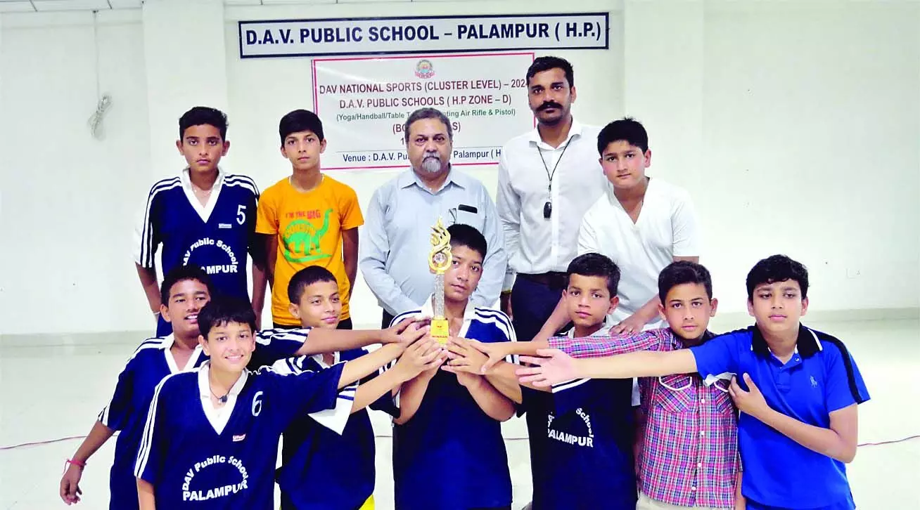 DAV Palampur में विजेता छात्रों को बांटे पुरस्कार