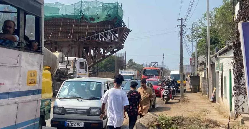 KERALA  एनएचएआई द्वारा सर्विस रोड की मरम्मत शुरू करने के कारण अरूर-थुरावुर खंड में यातायात पर रोक