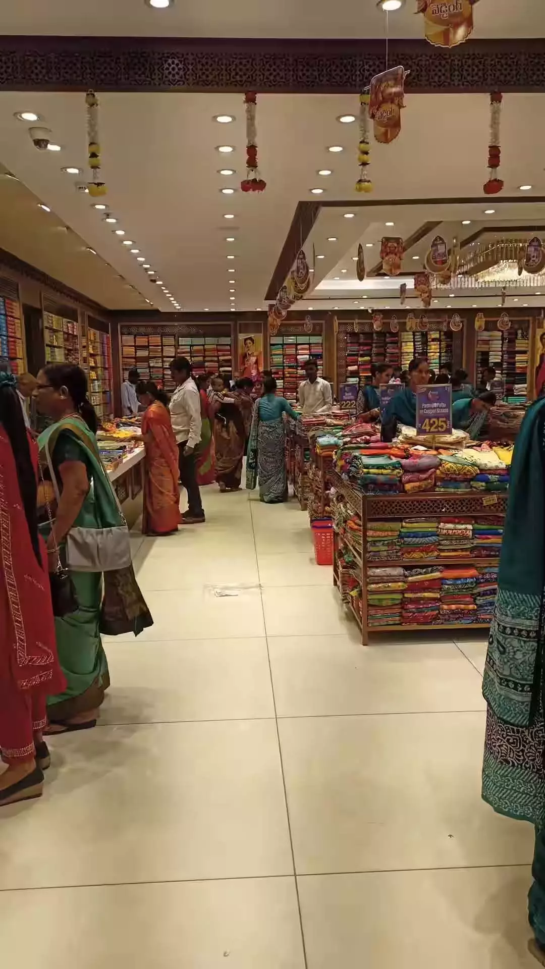 Nizamabad: सस्ते में शादी और फैशन सामान उपलब्ध