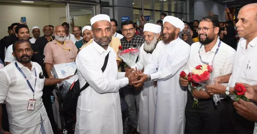 KERALA  : कोझिकोड हवाई अड्डे पर इस वर्ष हज से लौटे लोगों का पहला जत्था पहुंचा