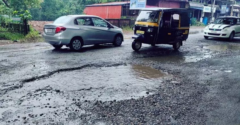 KERALA  : त्रिशूर-कुट्टीपुरम सड़क की हालत खराब, पैचवर्क बारिश में बह गया