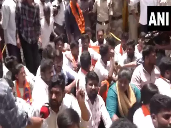 Telangana: बेरोजगारी के मुद्दे पर ABVP ने TPSC कार्यालय के बाहर किया विरोध प्रदर्शन