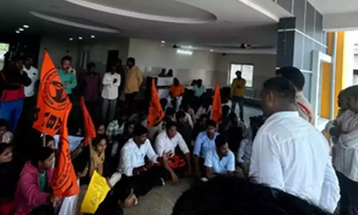 Telangana: ABVP ने तेलंगाना लोक सेवा आयोग का घेराव करने की कोशिश की