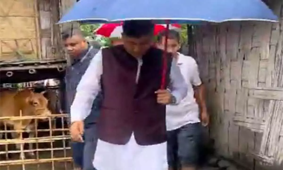 Assam के जल मंत्री पीयूष हजारिका ने बाढ़ की स्थिति की समीक्षा की