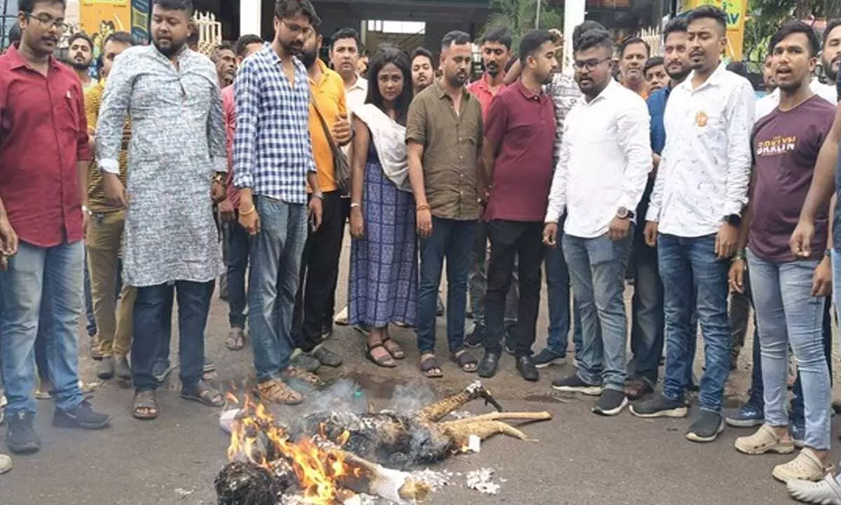 Tripura: BJYM ने हिंदू समुदाय पर टिप्पणी को लेकर राहुल गांधी का जलाया पुतला