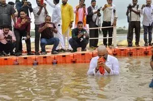 बिहार भाजपा प्रदेश अध्यक्ष सम्राट चौधरी ने अयोध्या पहुंचकर उतारी पगड़ी