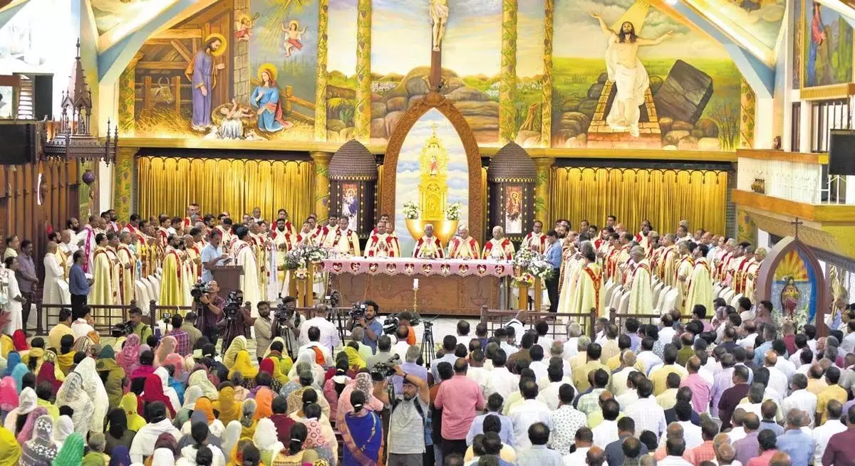 Kerala : चर्च ने पैरिशों में एक समान तरीके से लोगों के सामने सामूहिक प्रार्थना करने की अनुमति दी