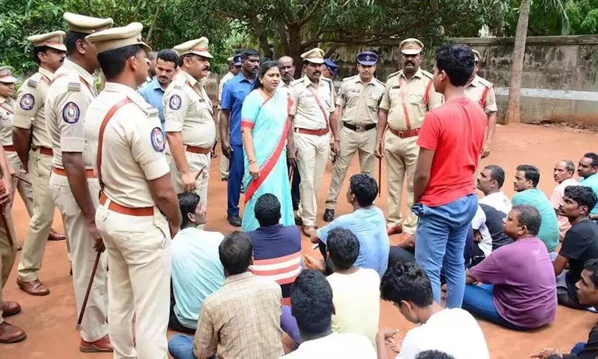 Andhra Pradesh News: गृह मंत्री ने जेल प्रणाली को सुव्यवस्थित करने के लिए कदम उठाने का संकल्प लिया