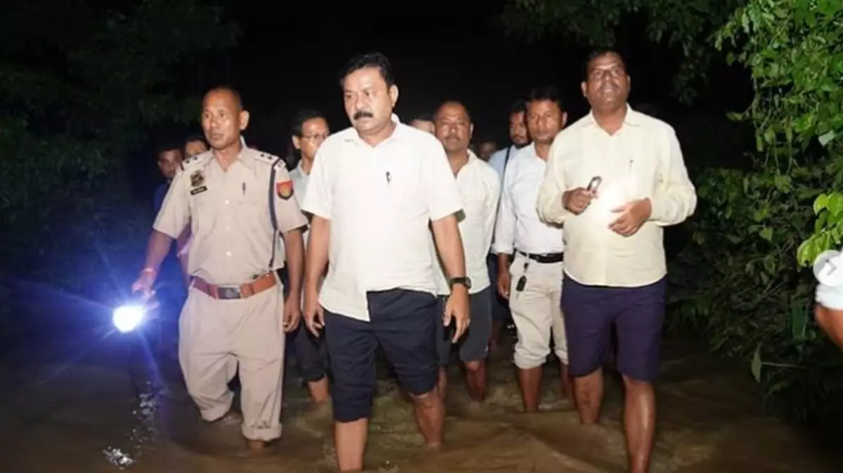 Assam news : तिनसुकिया जिले के संरक्षक मंत्री रंजीत कुमार दास ने बाढ़ प्रभावित लोगों को 4 लाख रुपये दिए