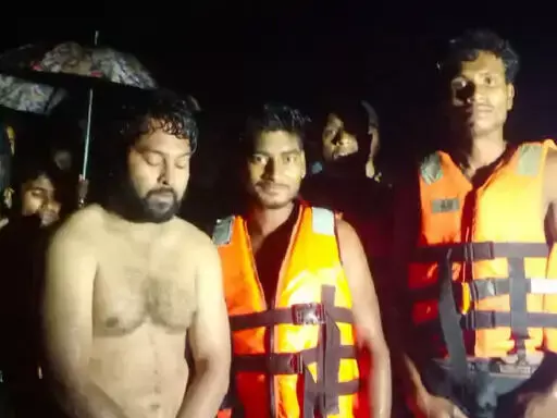 Selfie के चक्कर में नदी में बहे तीन युवक, SDRF ने समय रहते बचाई जान