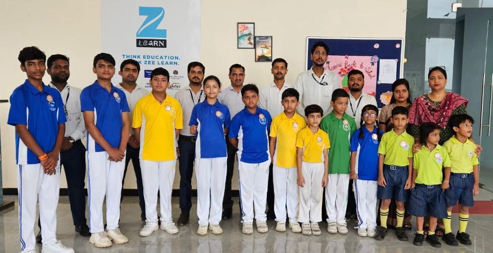 Famous Mount Litera Zee School में परफॉर्मर ऑफ द मंथ पर बच्चों का किया गया चयन
