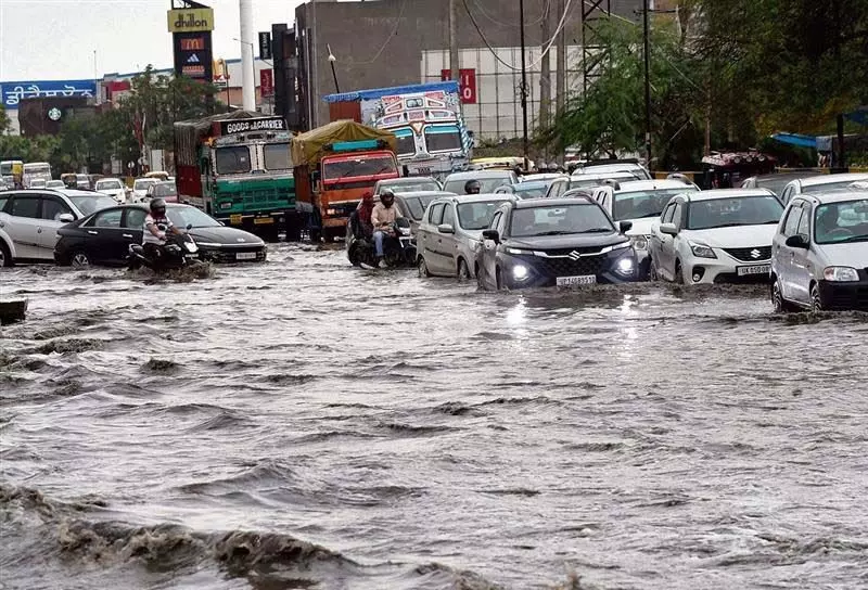 Mohali: सड़कें जलमग्न, सीवर ओवरफ्लो, नालियां जाम