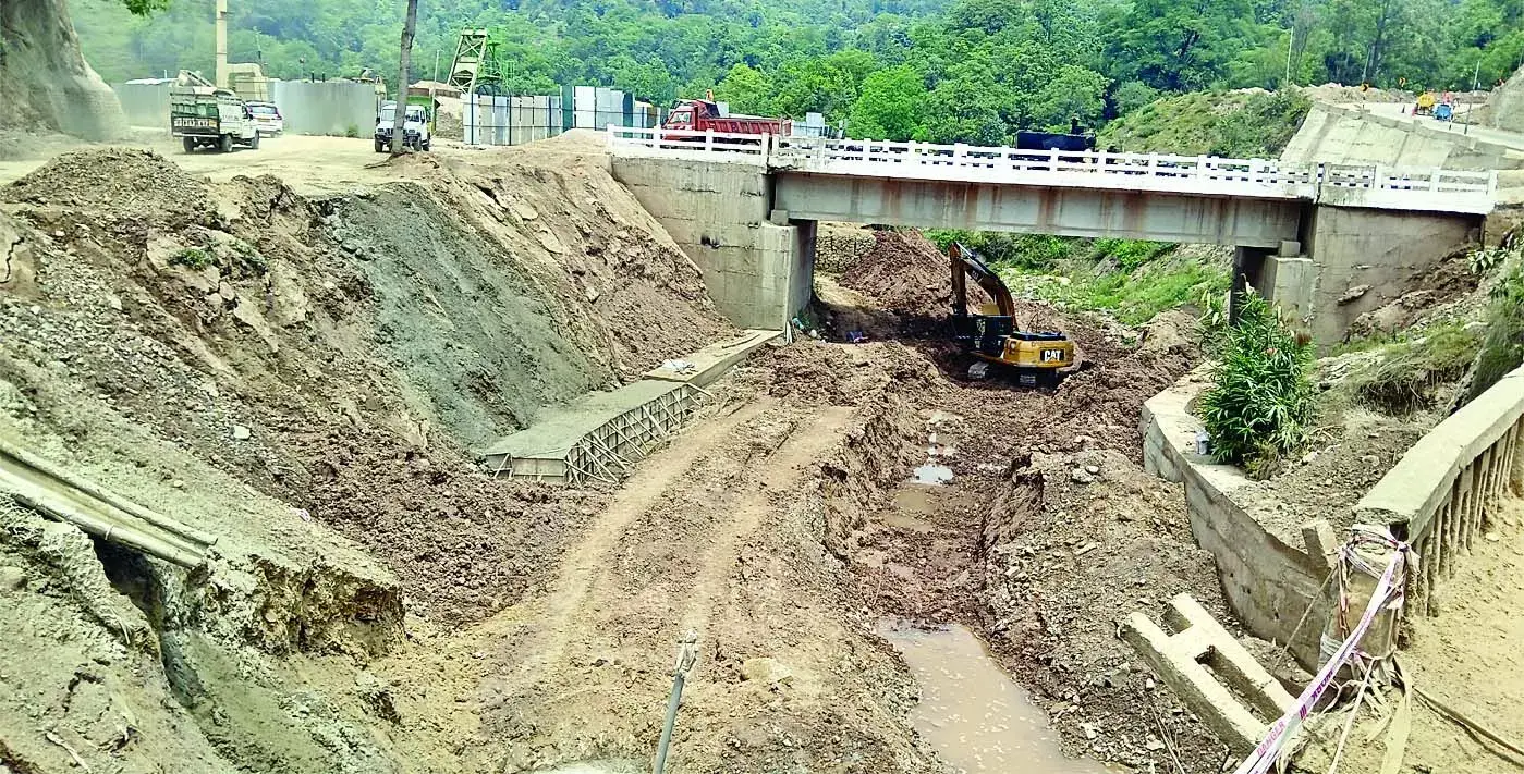 Private Construction Company की लापरवाही से पानी का बहाव रुका