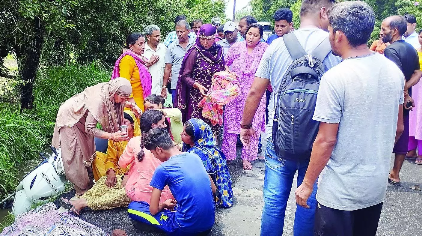 Accident: नाली में गिरी स्कूटी, सवार युवक की मौत