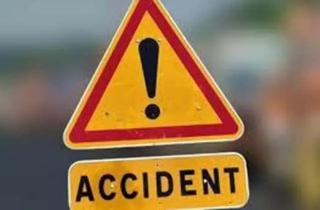 Accident: सड़क हादसे में बच्ची समेत 3 लोगों की मौत,13 घायल