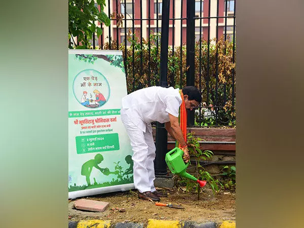 State Minister भूपतिराजू श्रीनिवास वर्मा ने एक पेड़ माँ के नाम अभियान के समर्थन में पौधे लगाए