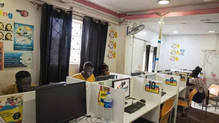 Internet cafe में मृत व्यक्ति 30 घंटे तक पड़ा रहा