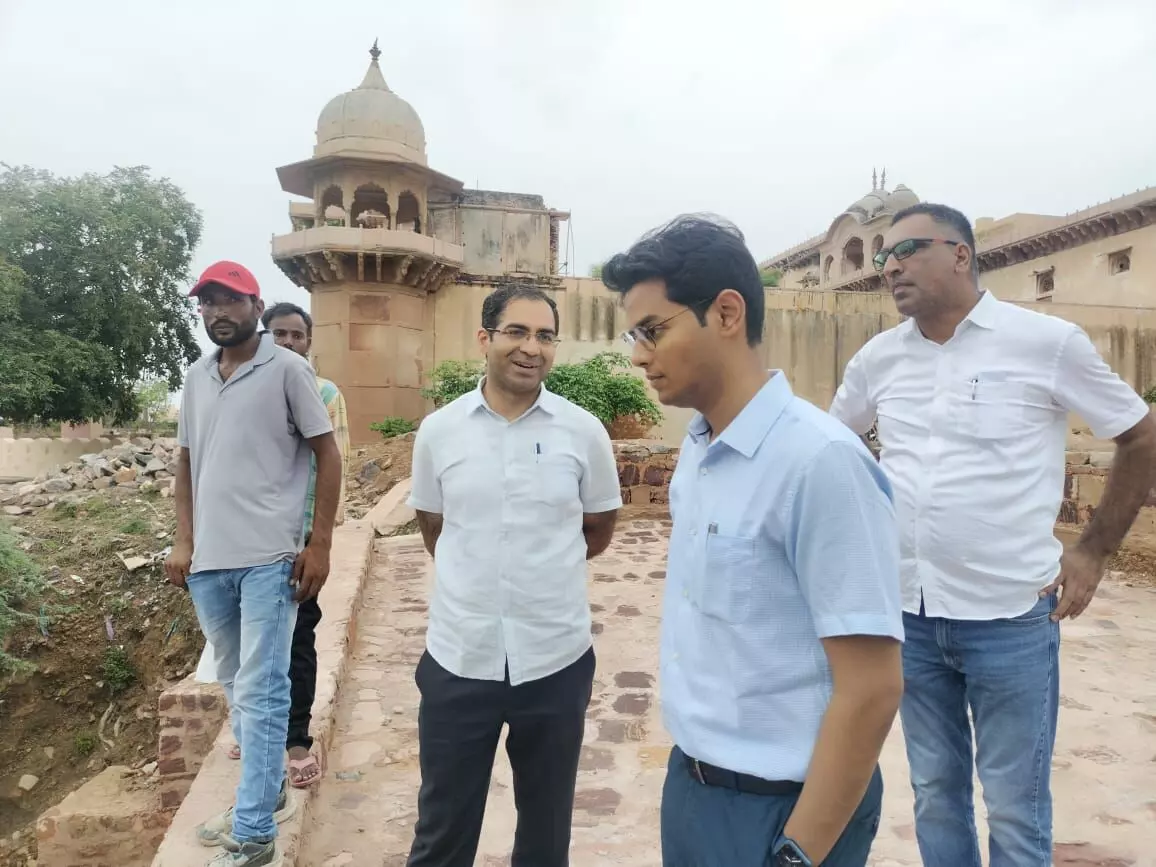 Bharatpur : जिला कलेक्टर किला में स्थित पुरातत्व महत्व के विभिन्न स्थानों का किया निरीक्षण