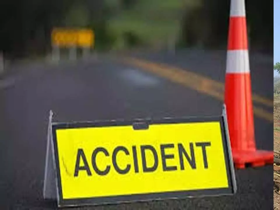 Accident: तेज रफ्तार कार पेड़ से टकराई, बाल बाल बचे लोग