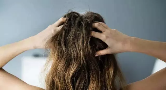 Hair Care Tips: बालों के साथ न करें ये गलतियां