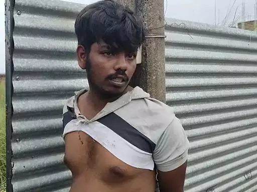 Crime News: मोबाइल चोरी करते युवक पकड़ाया, लोगों ने बेरहमी से पीटा