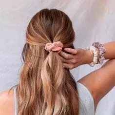 Hairstyle With Scrunchie: स्क्रंची की मदद से बनाएं ट्रेंडी हेयर स्टाइल