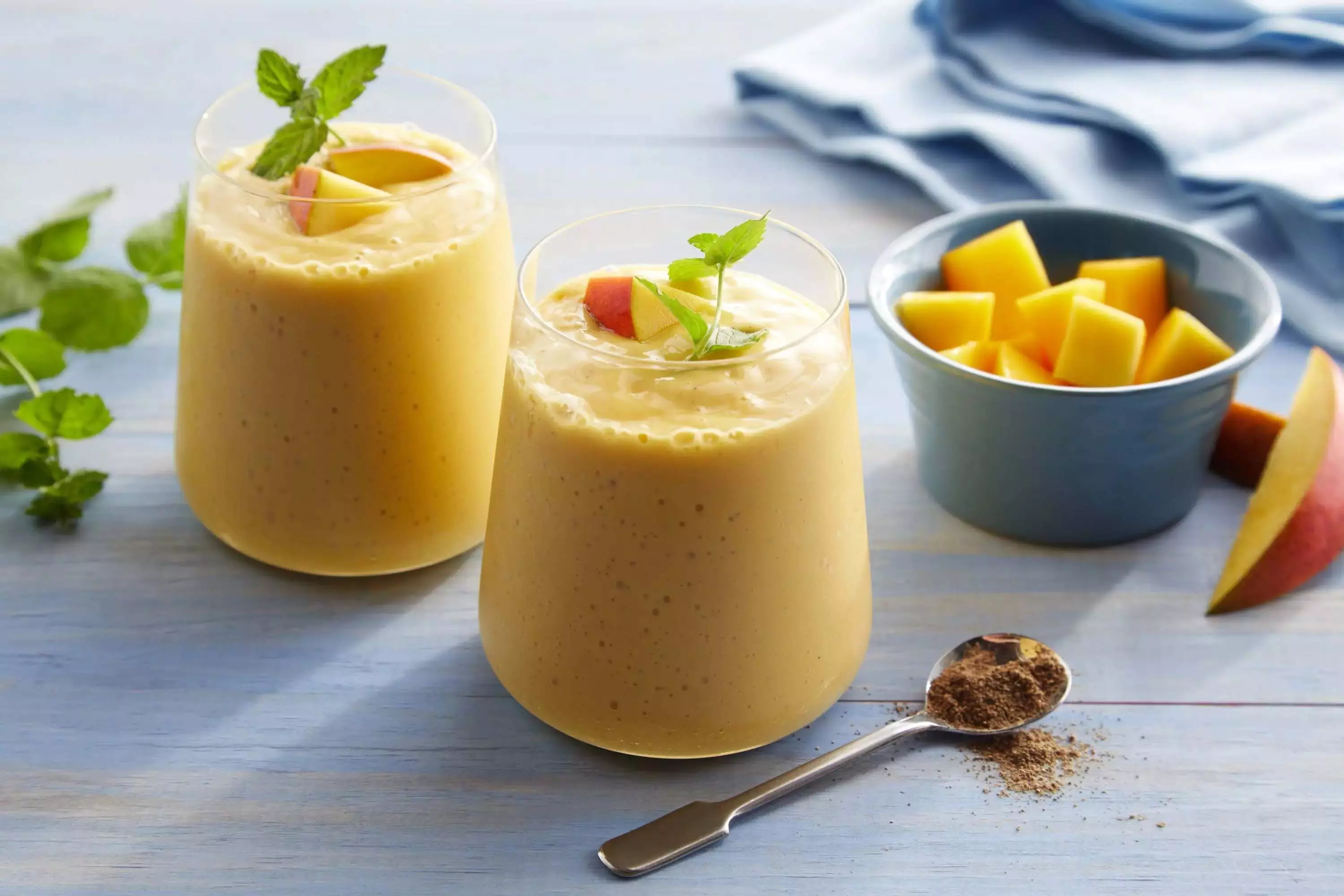 Mango Lassi: घर पर तैयार करें ठंडी मैंगो लस्सी