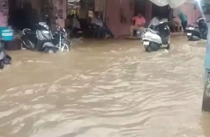 Jaipur: जयपुर में सड़कें पर तैरनी लगी गाड़ियां