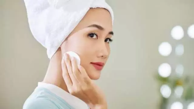 Skin care tips: बारिश में ओपन पोर्स और ऑयली स्किन की प्रॉब्लम होगी झटपट दूर बनाएं ये फेस टोनर