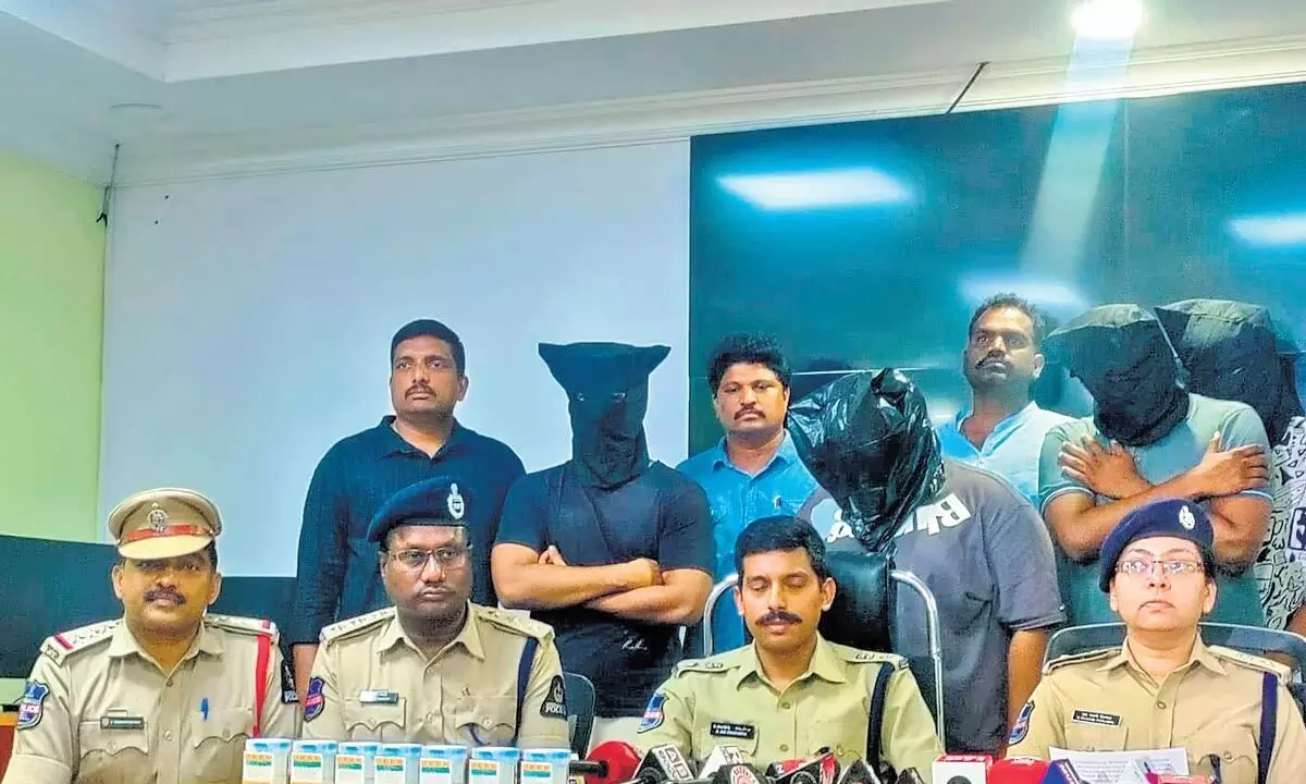 Telangana News: हैदराबाद में पुलिस ने सिम्बायोसिस के छात्रों और तस्करों को पकड़ा