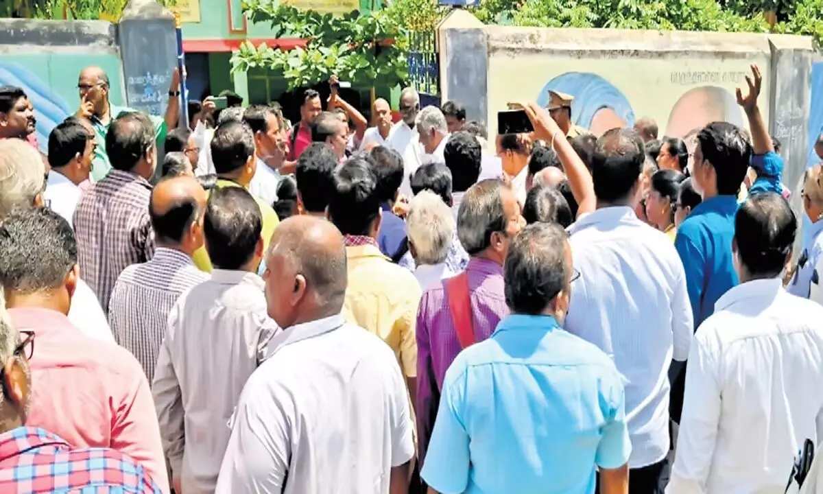 Tamil Nadu News: प्राथमिक शिक्षकों की स्थानांतरण काउंसलिंग के खिलाफ विरोध प्रदर्शन