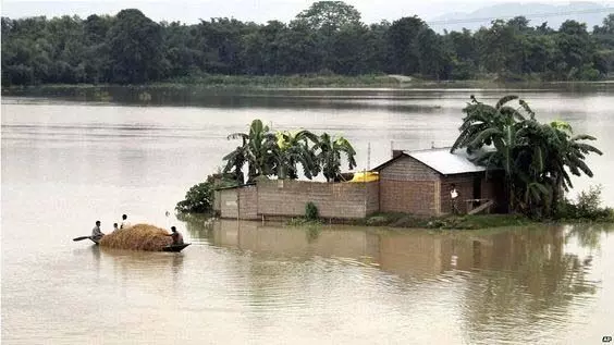 Assam: बाढ़ से जिले प्रभावित, सरकार सहायता कर रही