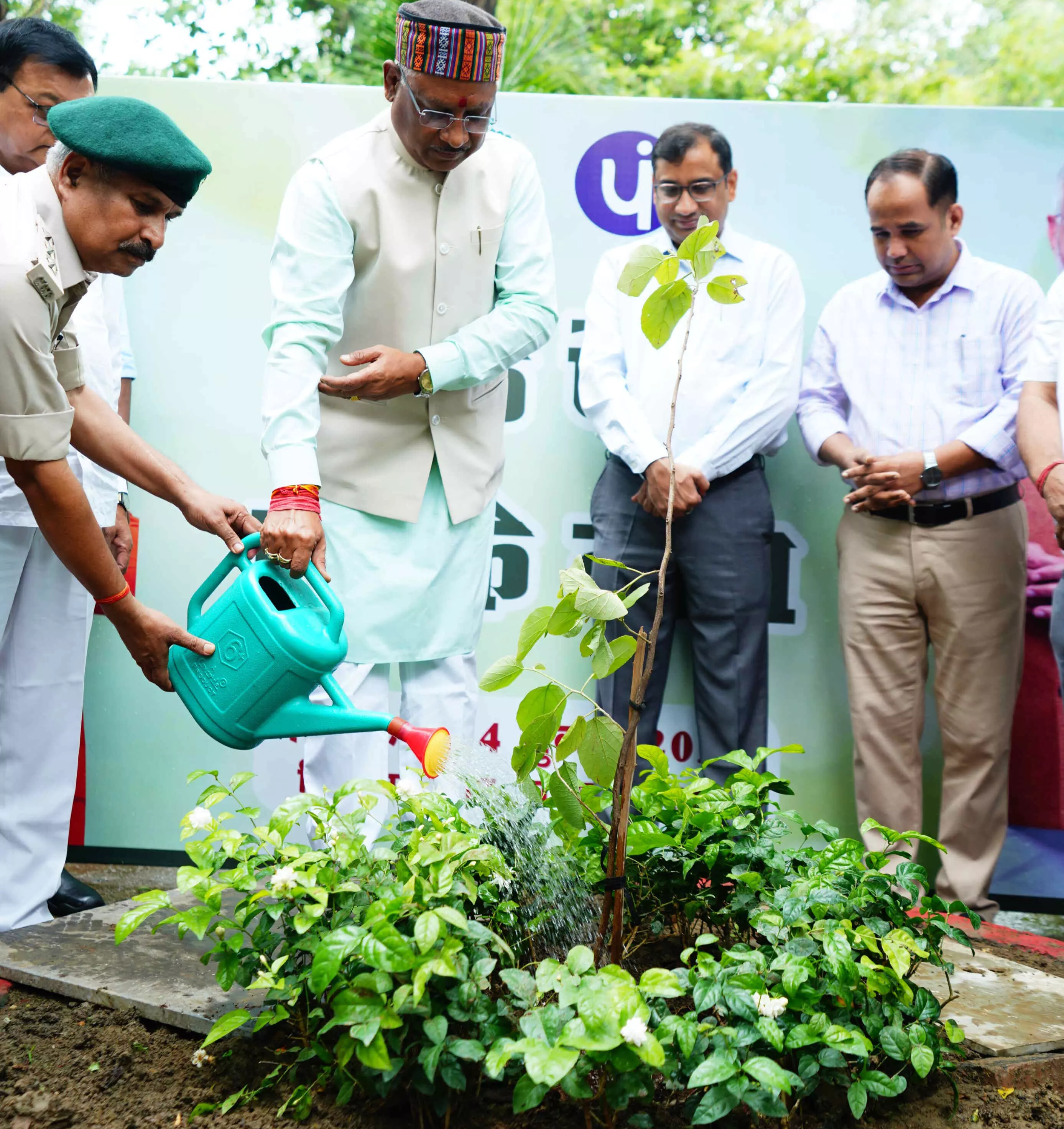 एक पेड़ मां के नाम अभियान, CM विष्णुदेव साय ने लगाया दहीमन का पौधा