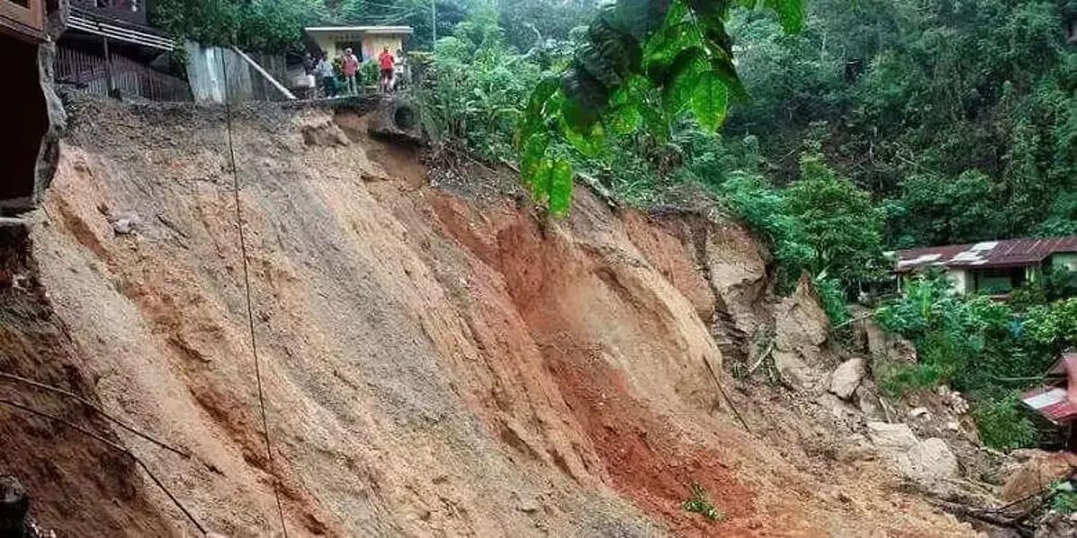 Mizoram: बारिश के कारण हुए भूस्खलन से आइजोल में एक उपनगरीय इमारत क्षतिग्रस्त हो गई