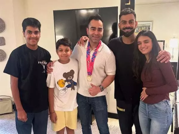 Delhi : दिल्ली पहुंचने के बाद विराट कोहली ने परिवार के साथ टी20 विश्व कप की सफलता का जश्न मनाया
