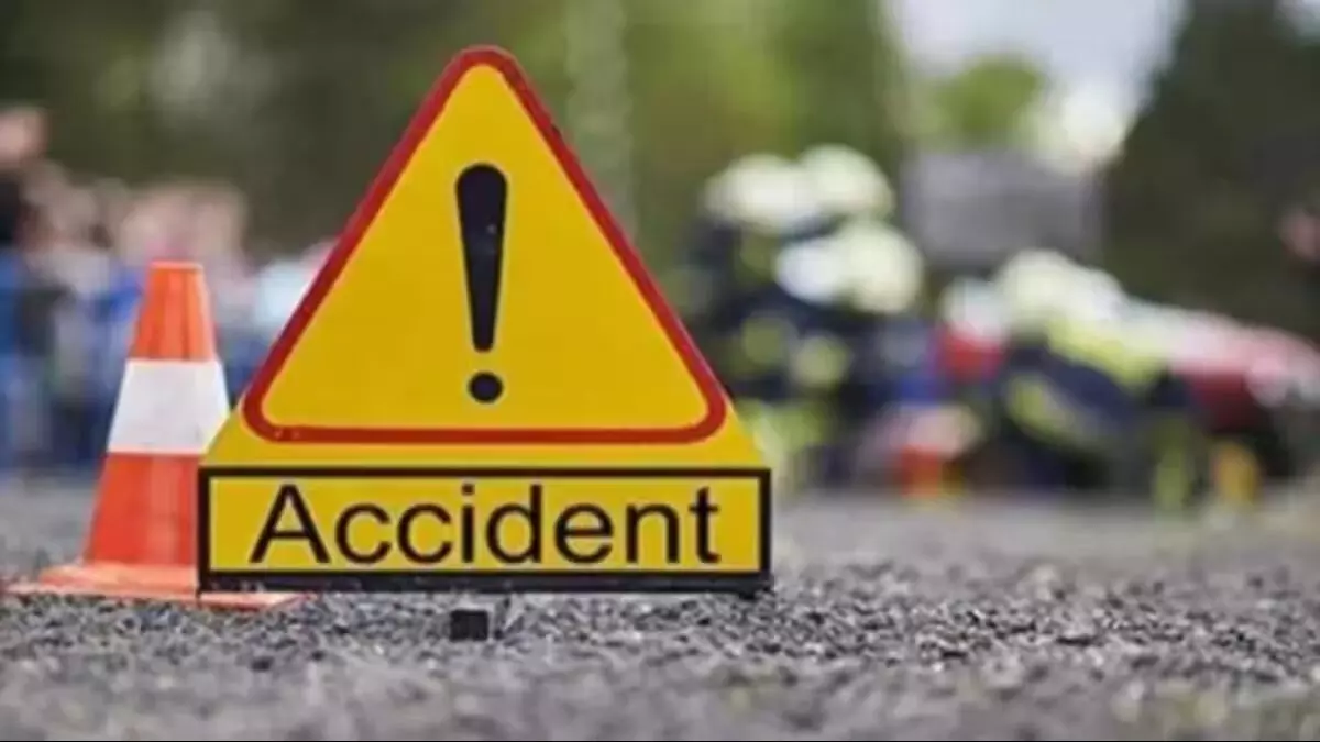 Accident: पिकअप ने बाइक को मारी जोरदार टक्कर, मासूम समेत तीन की मौत