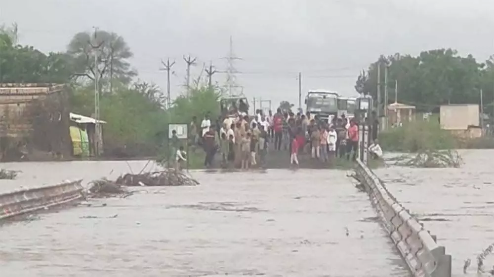 Gujarat Monsoon : बारिश के कारण राज्य में 67 सड़कें यातायात के लिए बंद