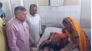 Hathras: हाथरस हादसे में घायल लोगों से मिलने पहुंचे यूपी के मंत्री धर्मवीर प्रजापति, कहा- जल्द गिरफ्तार होंगे दोषी